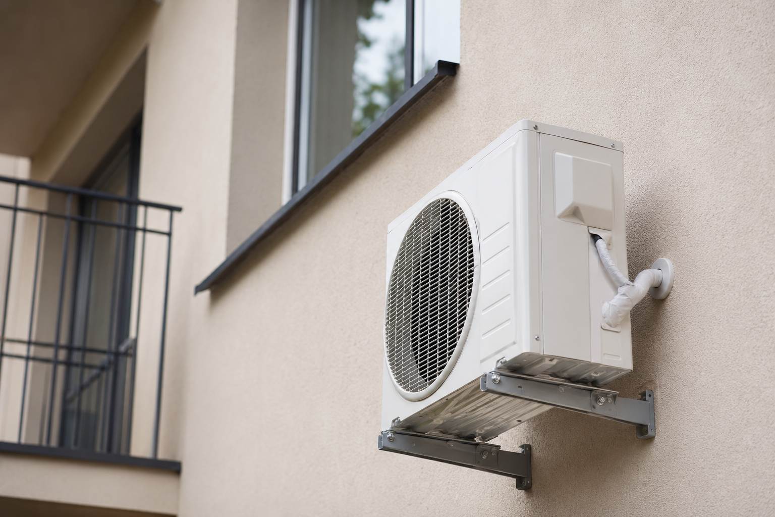 Zdjęcie: Montaż klimatyzatorów w mieszkaniach gminnych znajdujących się w budynkach wspólnot mieszkaniowych